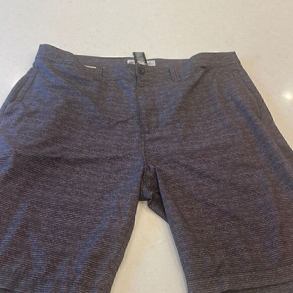 Travis Matthew men’s golf shorts size 38 excellent condition polyester spandex.